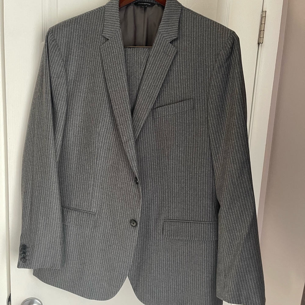 Banana Republic Mens Gray pin stripe Suit Separates.